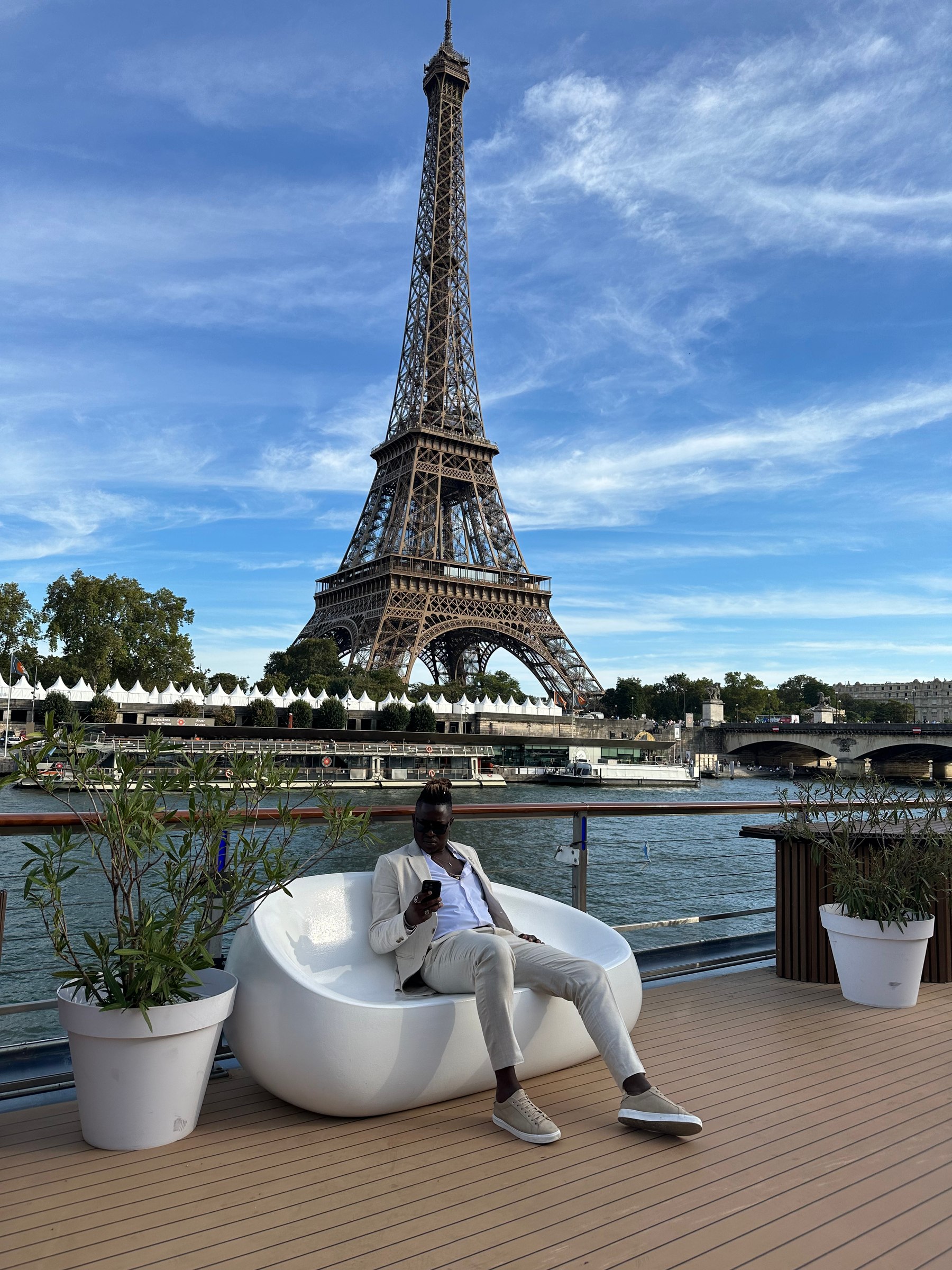 LoungeDuo guitar facing the Eiffel Tower