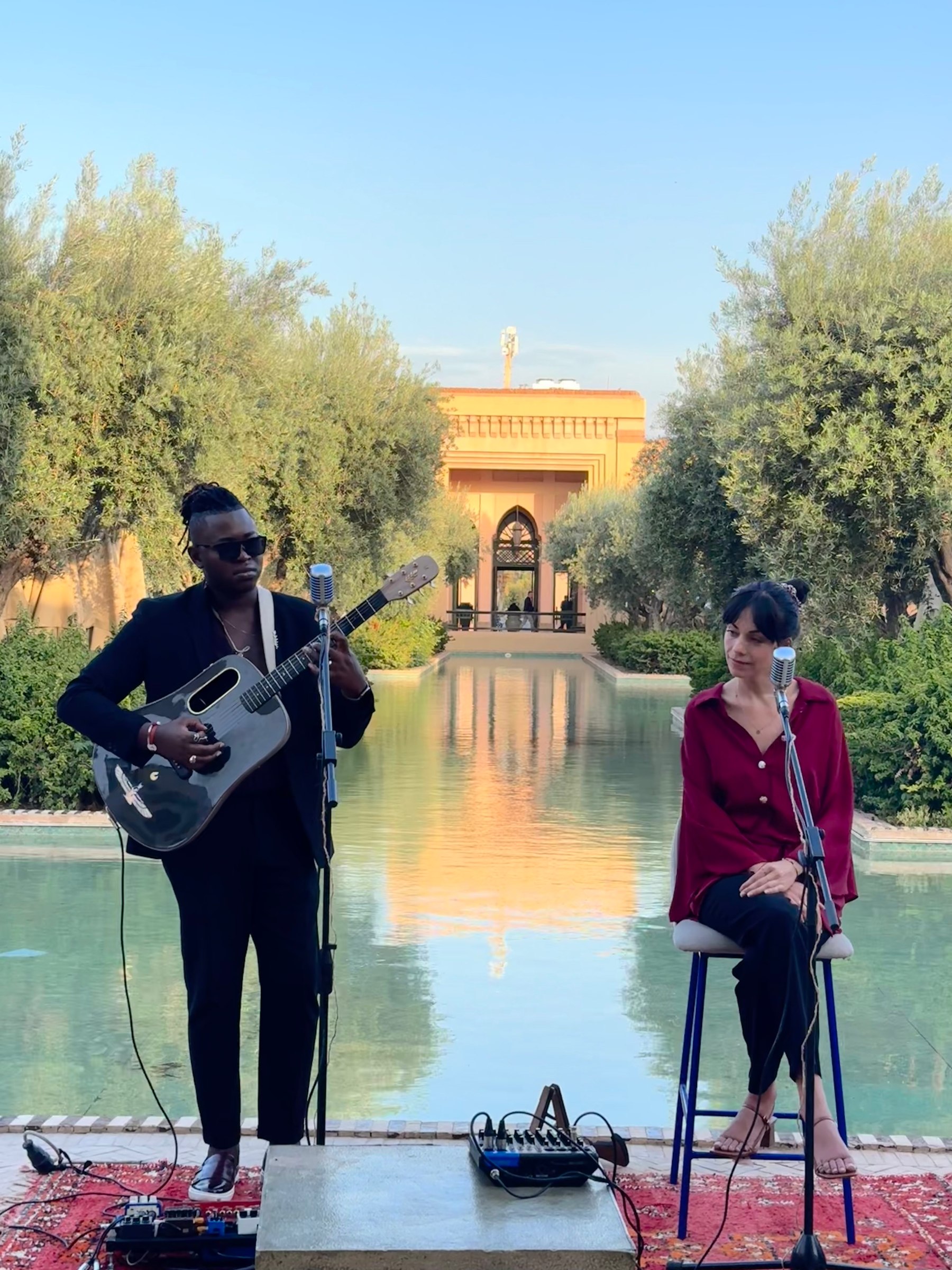 LoungeDuo performing in an exceptional garden
