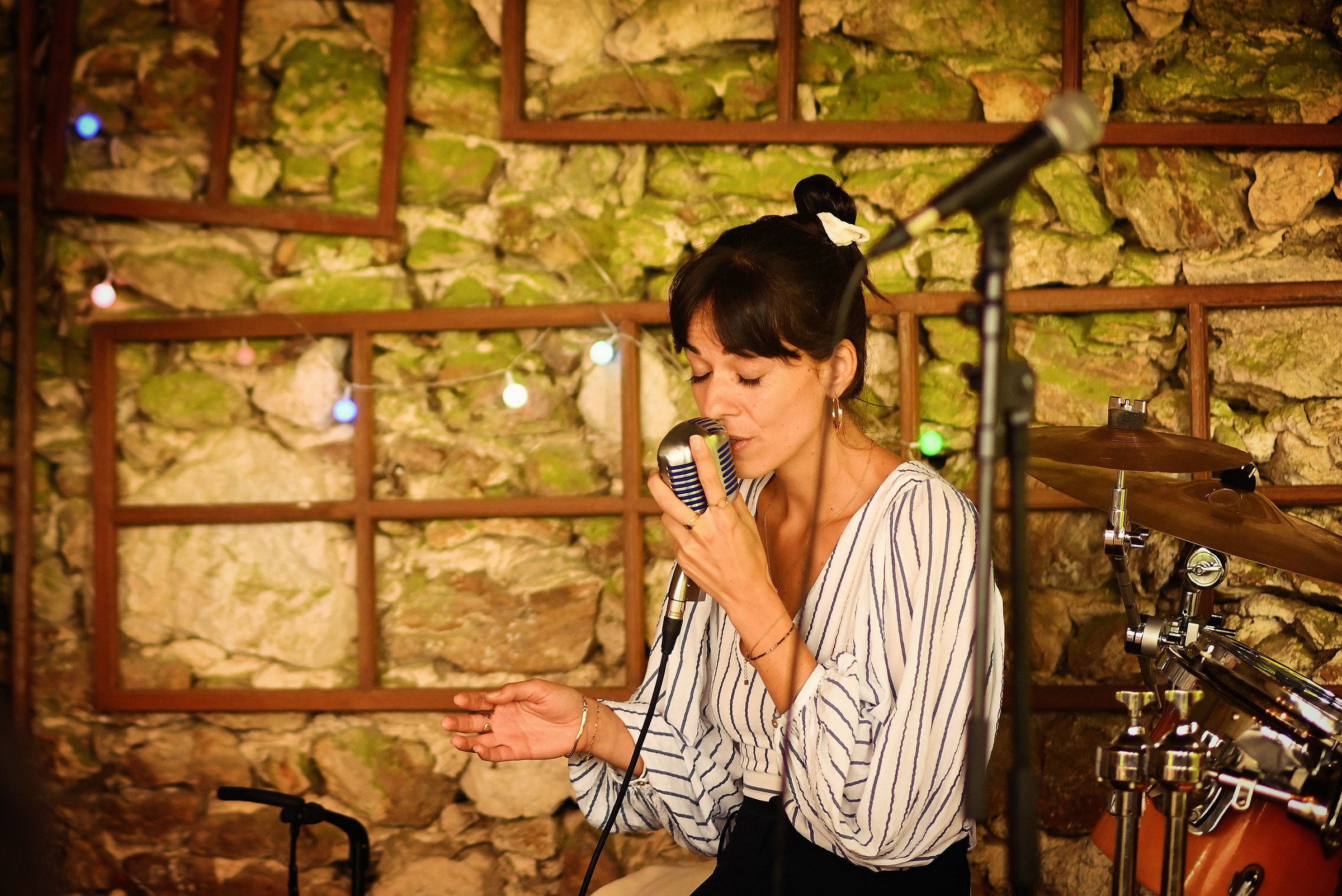 Marie singing in an intimate atmosphere