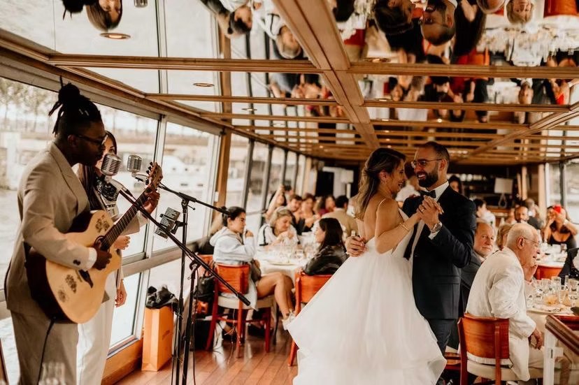 Première danse accompagnée par un duo guitare voix à Paris