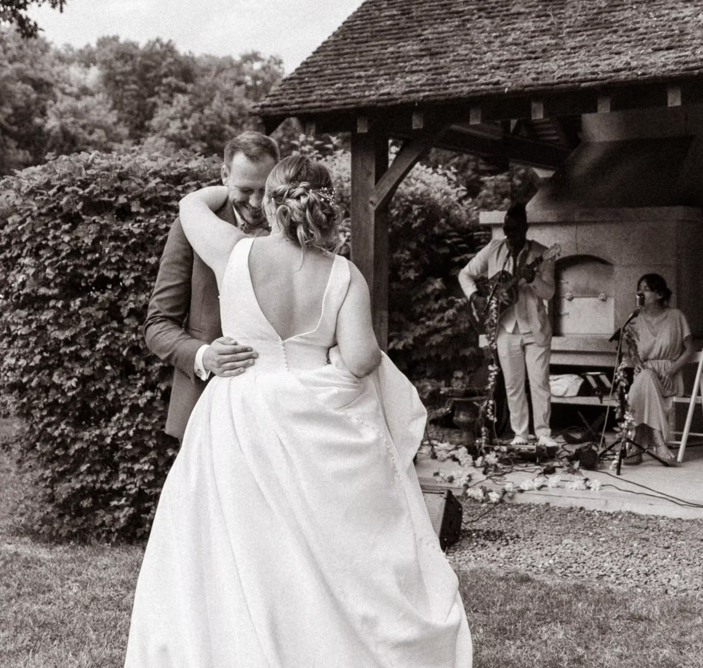 Newlyweds accompanied by LoungeDuo during their reception